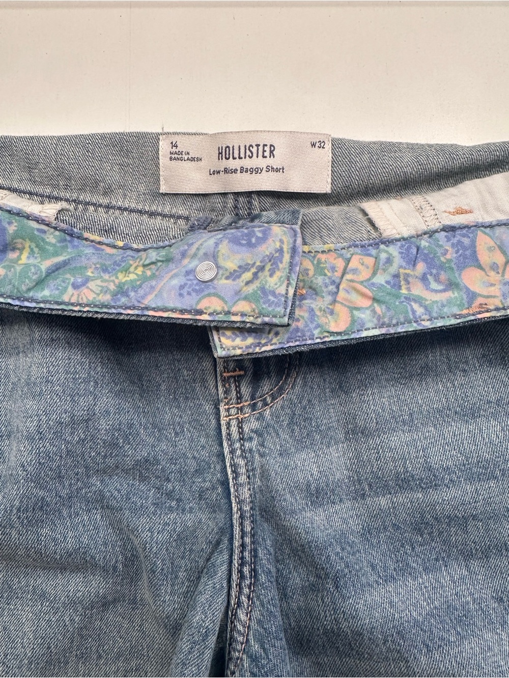 Hollister low rise fold over jean shorts - Picture 3 of 4